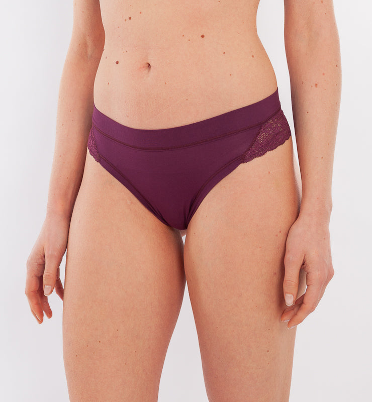 Brasilianischer Slip aus Naturstoff und Spitze
