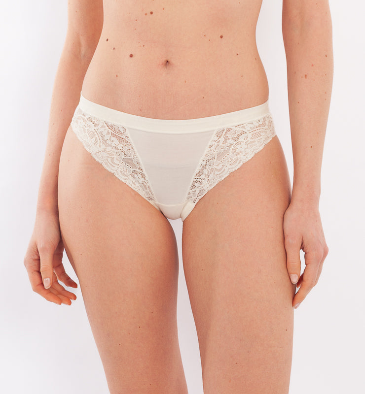 Slips aus Naturstoff und biologisch abbaubarer Spitze