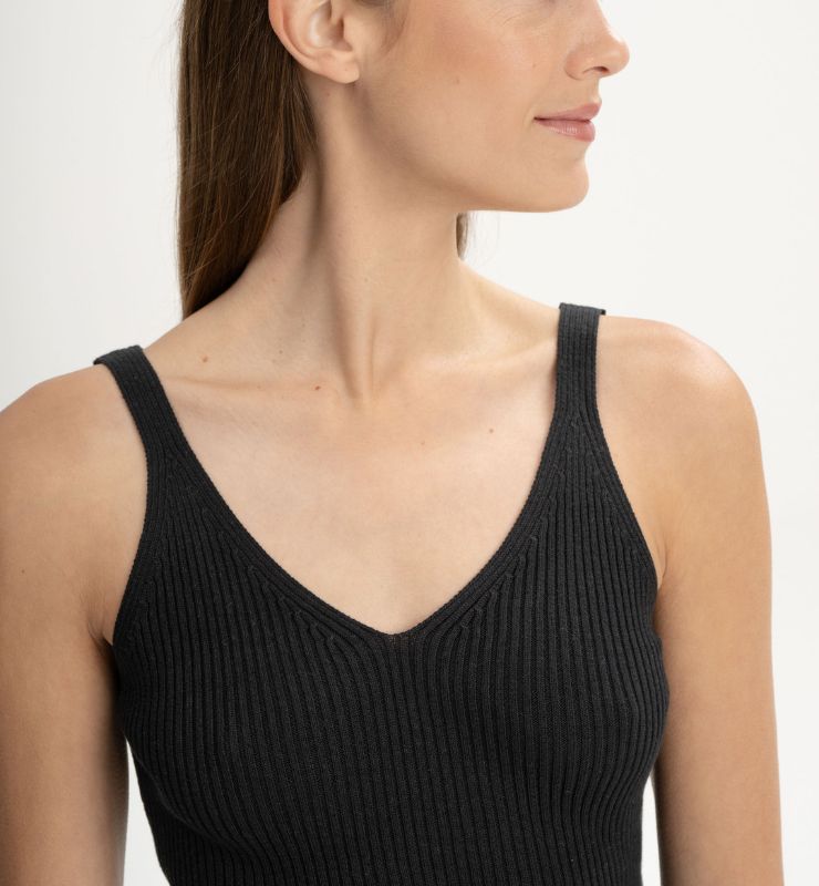 Top in maglia a costine con scollo a V