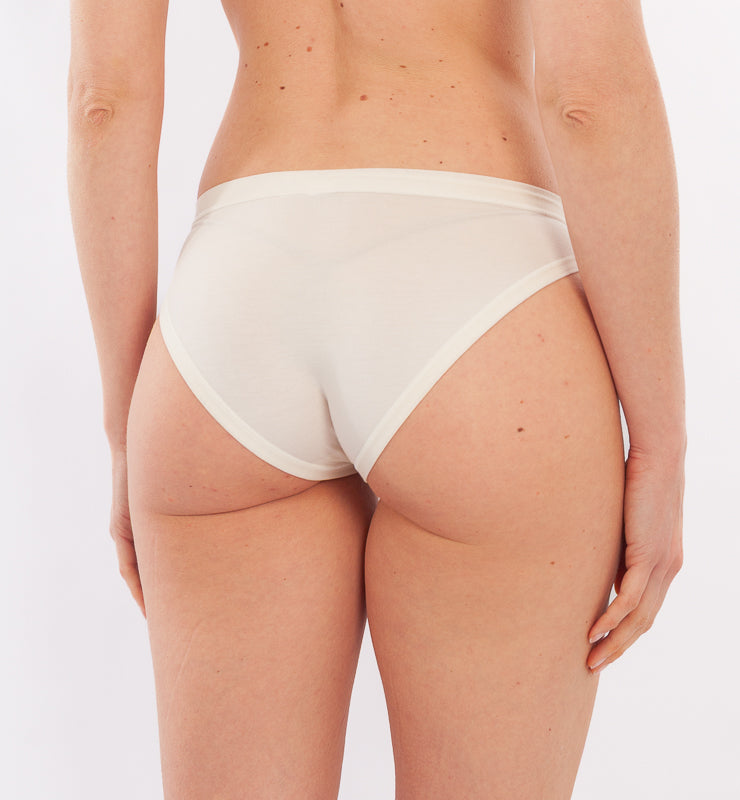Slips aus Naturstoff und biologisch abbaubarer Spitze
