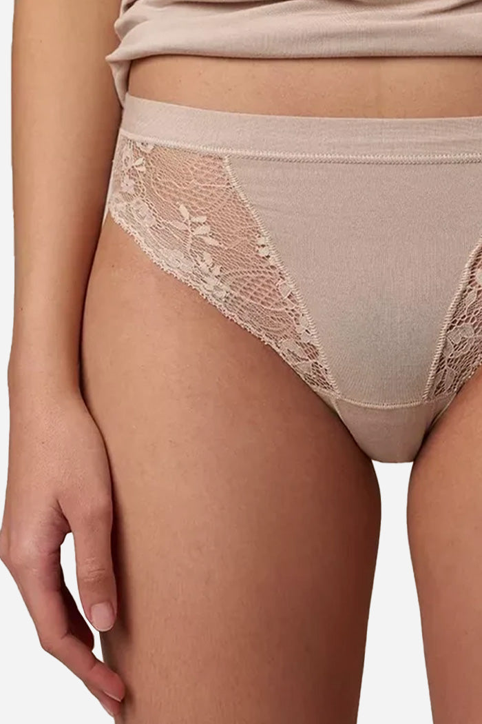 Slips aus Naturstoff und biologisch abbaubarer Spitze