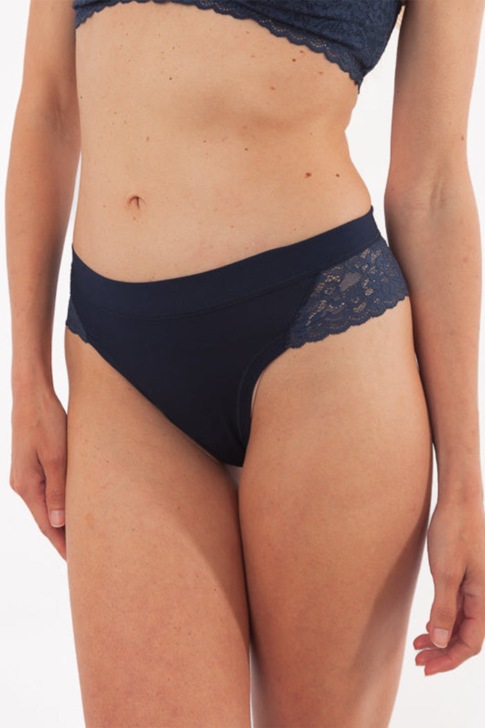 Brasilianischer Slip aus Naturstoff und Spitze